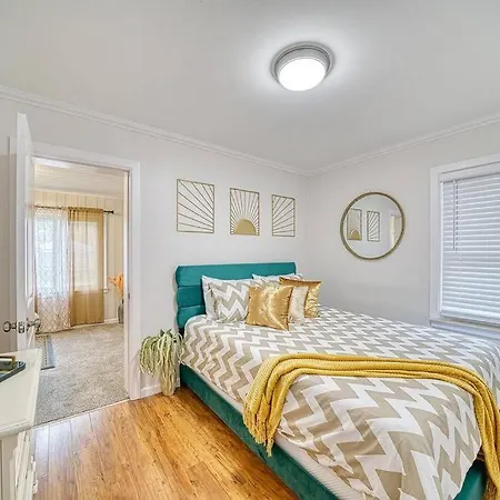 Beautiful Modern Home With All Year Use Hot Tub, Pool Table, Game Room, & Propane Fire Pit!!